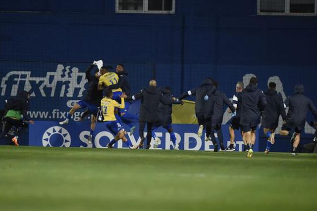 Abraços, lágrimas e fogo de artifício: foi assim a festa da manutenção na Amoreira (vídeos)