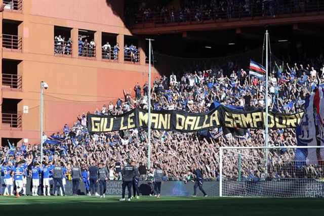 Incrível: Até jogadores e treinador se juntaram ao protesto contra o dono do clube! (vídeo)