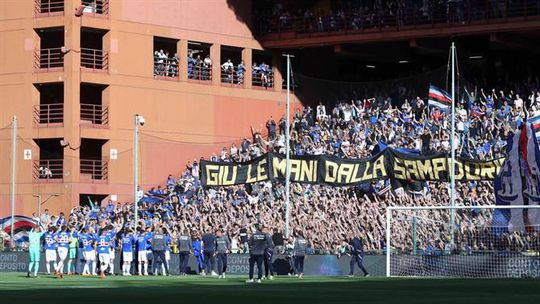 Incrível: Até jogadores e treinador se juntaram ao protesto contra o dono do clube! (vídeo)