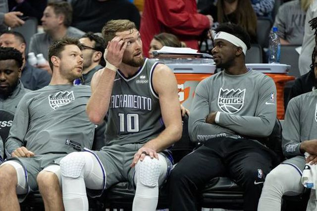 Kings adiam play-off, Mavs agendam play-in
