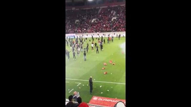 Olympiakos-AEK termina em invasão de campo e confrontos com a polícia