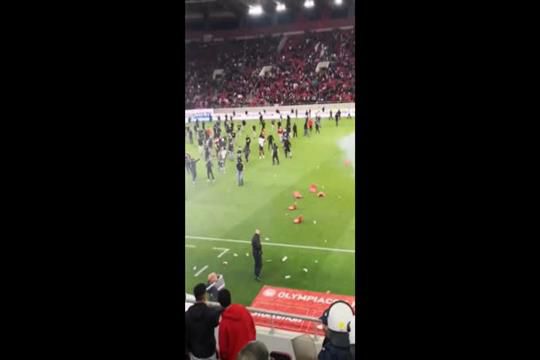 Olympiakos-AEK termina em invasão de campo e confrontos com a polícia