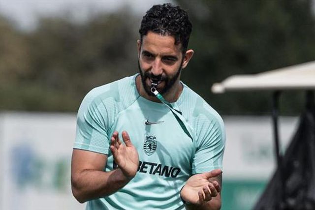 Quatro ausências e um jovem no regresso aos treinos