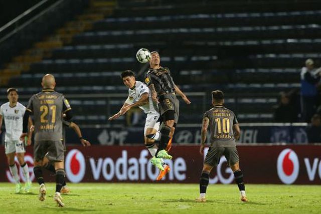 Mesmo dominando, Vitória perde em Famalicão (veja o resumo)