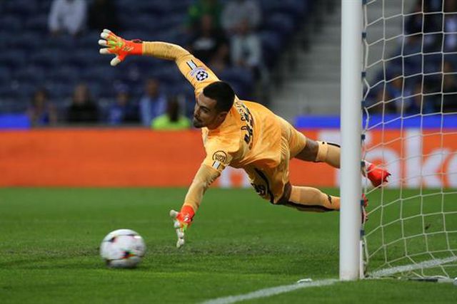 MONSTRUOSO: Que defesa de Diogo Costa para evitar o empate! (vídeo)