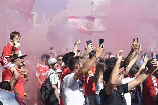 Mar de gente recebeu autocarro em Portimão (vídeo)
