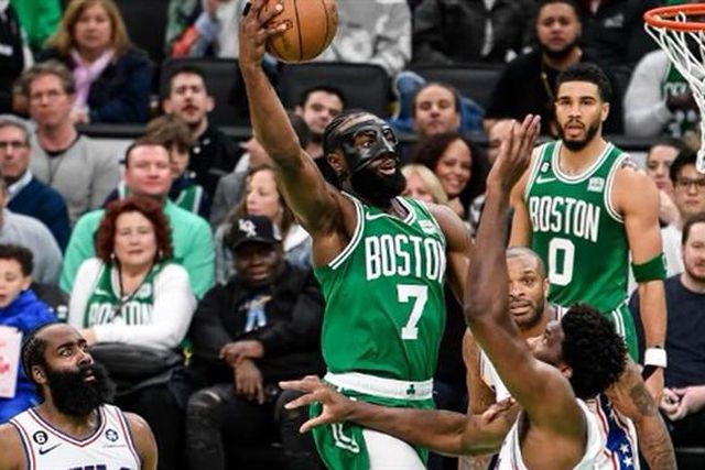 Celtics atropelam Sixers no regresso de Embiid e igualam série