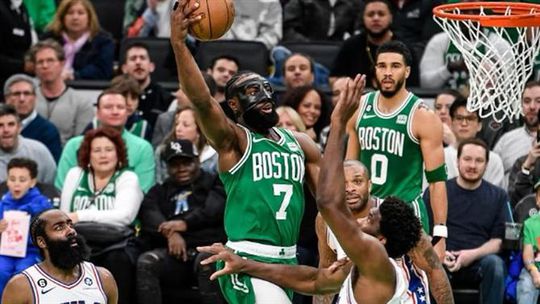 Celtics atropelam Sixers no regresso de Embiid e igualam série