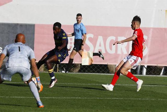 Famalicão vence no Seixal e relega Benfica para último