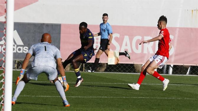 Famalicão vence no Seixal e relega Benfica para último