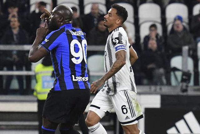 Os lamentáveis sons de macaco dirigidos a Lukaku (vídeo)