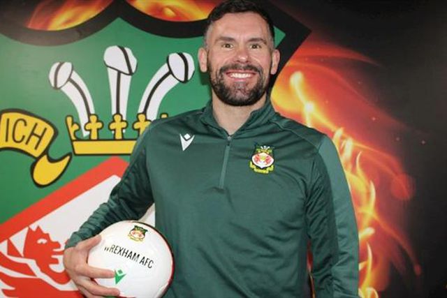 Tottenham não conseguiu, mas antigo internacional sai da reforma pelo Wrexham do quinto escalão