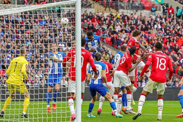Man. United vence Brighton nos penáltis e está na final com o rival City (vídeo)