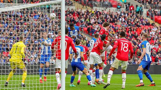 Man. United vence Brighton nos penáltis e está na final com o rival City (vídeo)