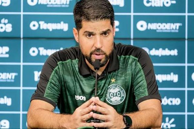 Duas razões para a saída de António Oliveira do Coritiba