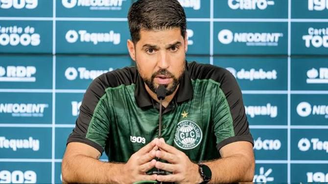 Duas razões para a saída de António Oliveira do Coritiba