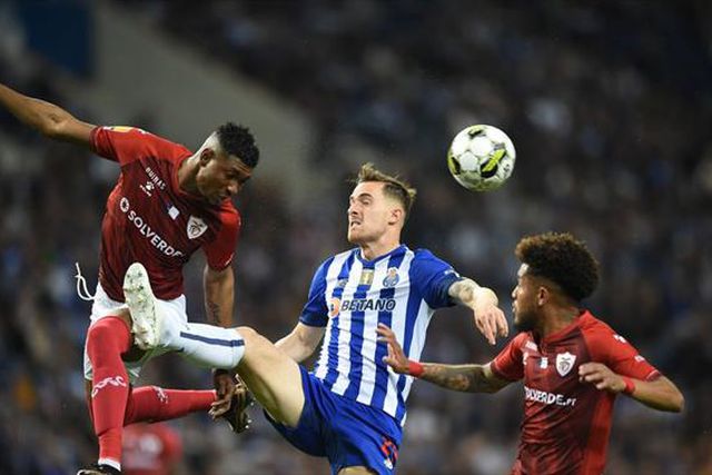 Dragão seguro afunda açorianos e está a quatro pontos da águia!