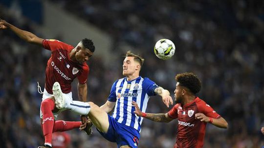 Dragão seguro afunda açorianos e está a quatro pontos da águia!