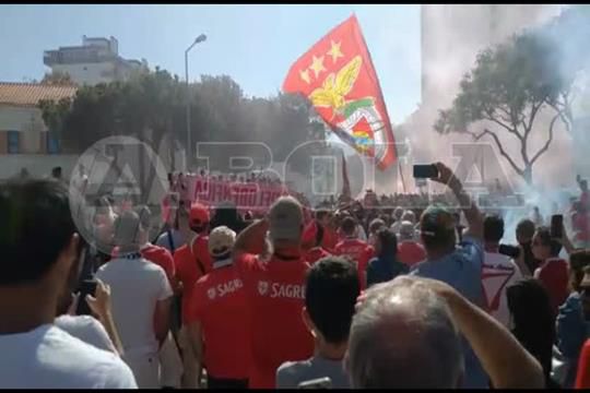 Mar de gente recebeu autocarro do Benfica em Portimão