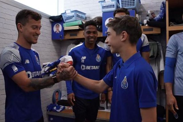 Levou uma bolada no jogo com o Santa Clara e foi recompensado com ida ao balneário (vídeo e fotos)