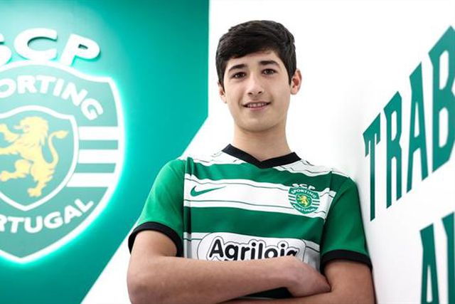 É fã de Chermiti e assinou contrato de formação