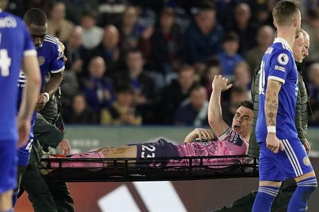 Sofre lesão arrepiante e sai de maca a pedir apoio aos adeptos (vídeos)