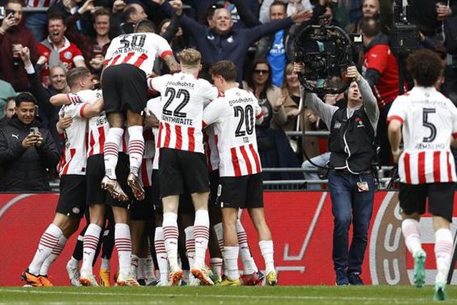 PSV vence Ajax e isola-se na vice-liderança