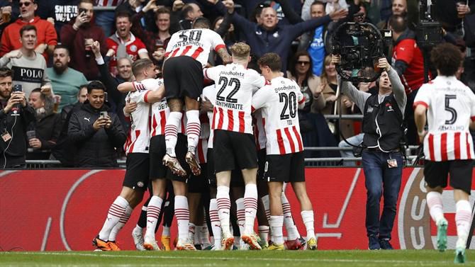 PSV vence Ajax e isola-se na vice-liderança