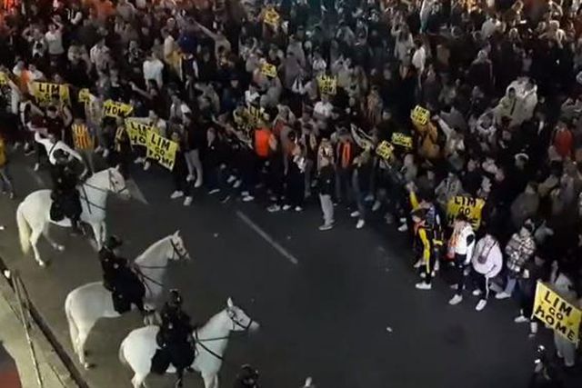 Centenas de adeptos protestam no Mestalla depois de nova derrota (vídeo)