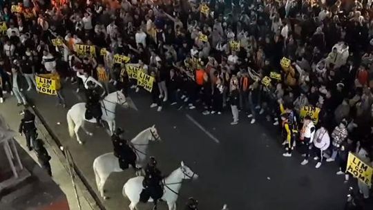 Centenas de adeptos protestam no Mestalla depois de nova derrota (vídeo)