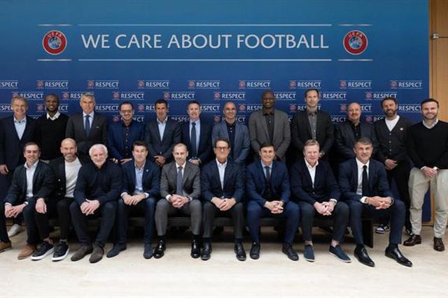 Roberto Martínez e Luís Figo na primeira reunião de peritos: ausência notada