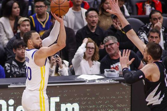 Curry festeja 35 anos com 50 pontos, mas GSW perdem; Neemias chamado aos Sacramento Kings