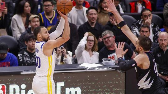 Curry festeja 35 anos com 50 pontos, mas GSW perdem; Neemias chamado aos Sacramento Kings