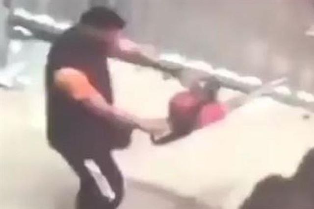 Acha que já viu tudo? Adepto entrou de motosserra no estádio e clube foi castigado (vídeo)