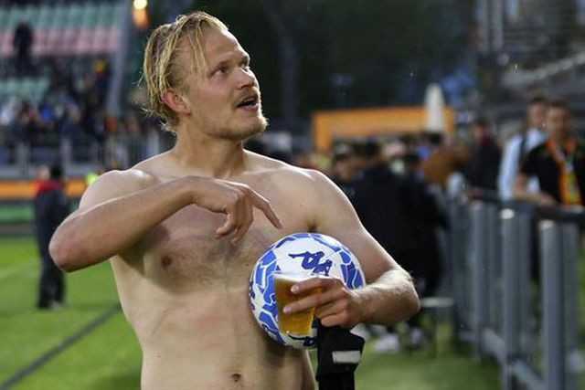 Ponta de lança do Veneza celebra póquer com... uma cerveja (vídeo)