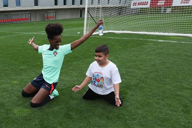 Crianças do IPO no treino da Seleção (fotos)