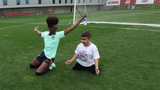 Crianças do IPO no treino da Seleção (fotos)