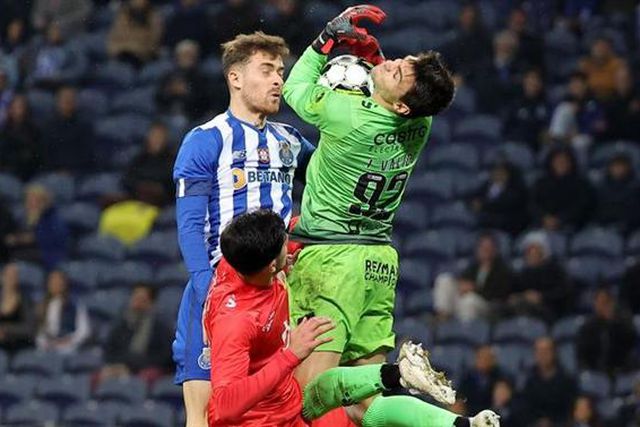 Guarda-redes com estreia à vista