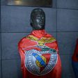 Loucura na chegada ao Funchal: nem o busto de Ronaldo escapou... (fotos)