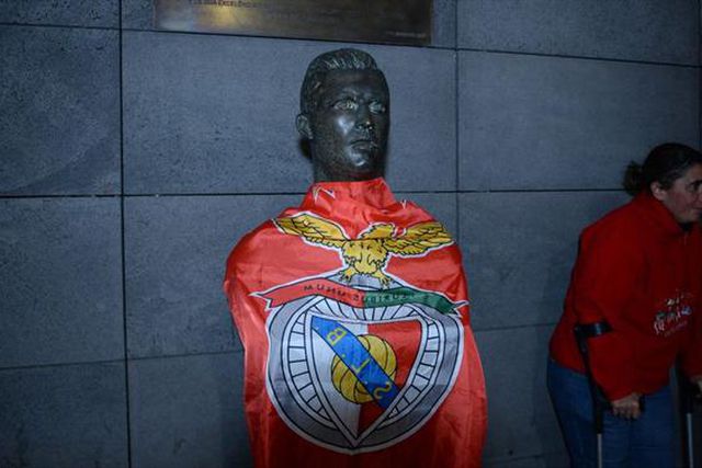 Loucura na chegada ao Funchal: nem o busto de Ronaldo escapou... (fotos)