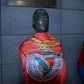 Loucura na chegada ao Funchal: nem o busto de Ronaldo escapou... (fotos)