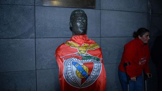 Loucura na chegada ao Funchal: nem o busto de Ronaldo escapou... (fotos)