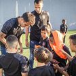 Plantel leva bilhetes para o Sporting e chocolates aos mais novos