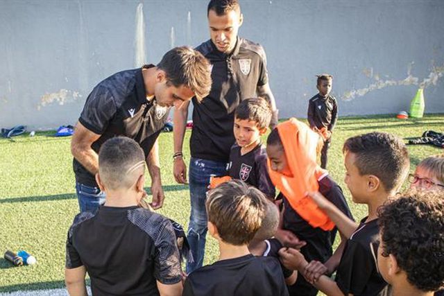 Plantel leva bilhetes para o Sporting e chocolates aos mais novos