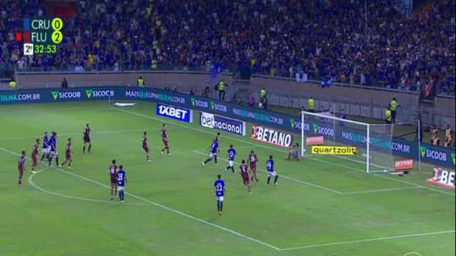 Surreal: jogadores de Pepa (Cruzeiro) discutem sobre quem bate penálti