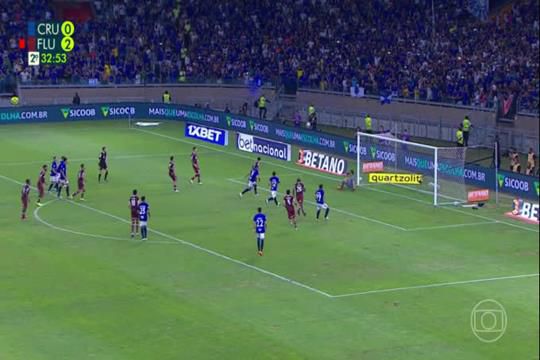 Surreal: jogadores de Pepa (Cruzeiro) discutem sobre quem bate penálti