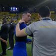 Elemento do Al Khaleej pede 'selfie' e Ronaldo reage assim (vídeo)