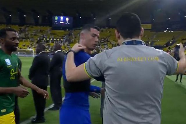 Elemento do Al Khaleej pede 'selfie' e Ronaldo reage assim (vídeo)