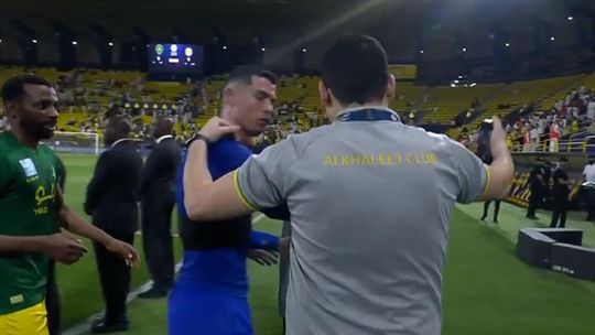 Elemento do Al Khaleej pede 'selfie' e Ronaldo reage assim (vídeo)