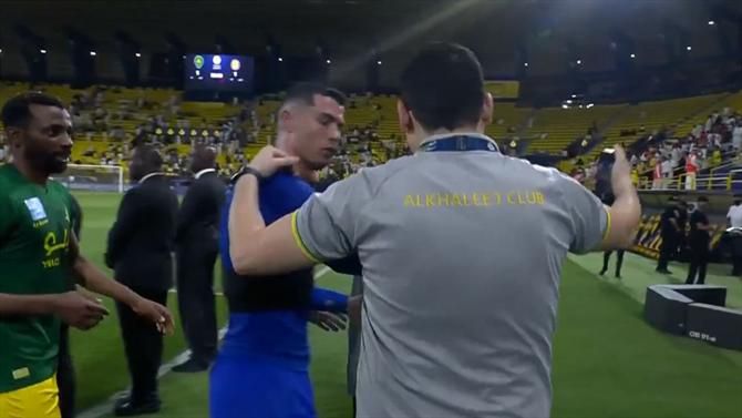 Elemento do Al Khaleej pede 'selfie' e Ronaldo reage assim (vídeo)